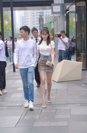 摄神街拍作品 - 柳丁高跟，白皙美腿女友