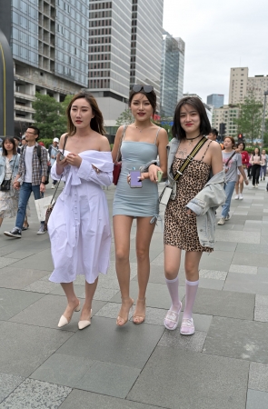 蓝色连体紧身包臀裙美女