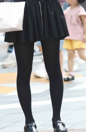 黑丝街拍短裙妹子