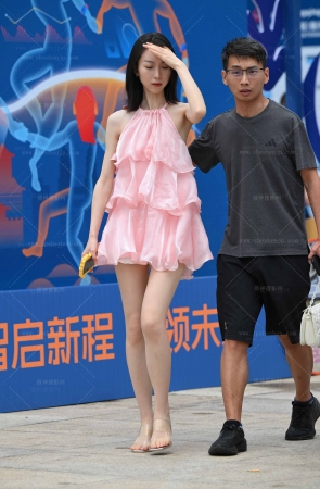 【摄神作品】2567-5=99√粉色媳妇，纤细美腿 11P