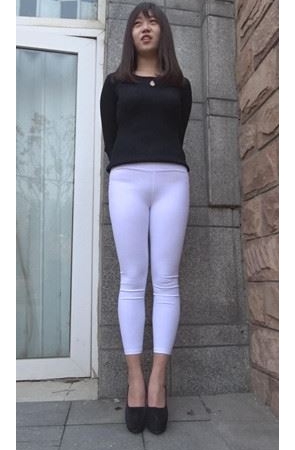 模拍漂亮的白裤紧身美女（二）