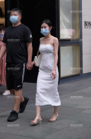 性感白色吊带裙