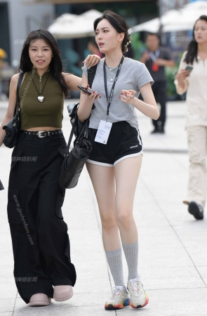 23916-28=70√白皙美腿热裤女生 16P