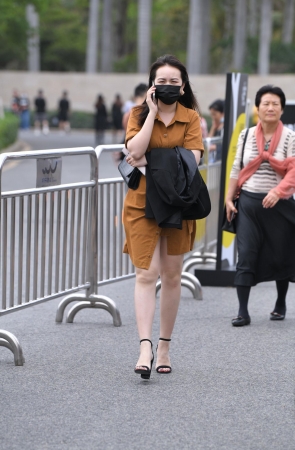 黄裙高跟凉鞋