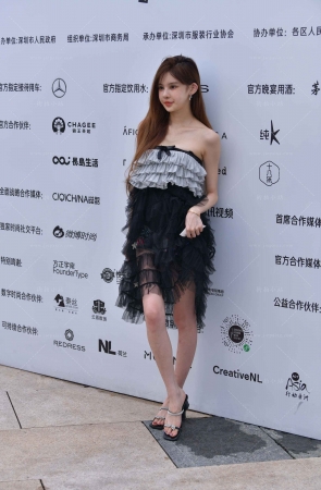 美丽白皙抹胸裙小姐姐