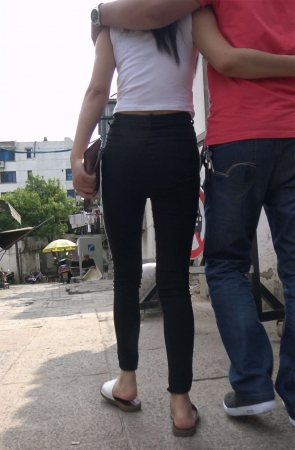 鸭舌帽运动裤白T恤好身材小姐姐