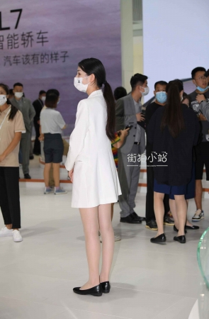 白裙R丝礼仪