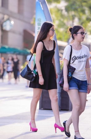 吊带连衣短裙，裸腿，高跟