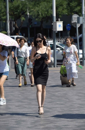 街拍黑色吊带裙高跟美女