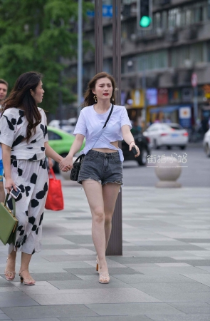 街拍白皙大长腿美眉