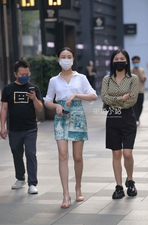 街拍苗条高挑大长腿御姐！