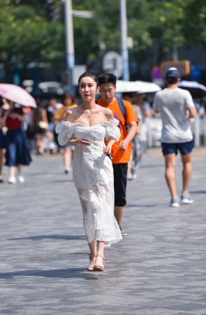 漂亮的白色长裙美女