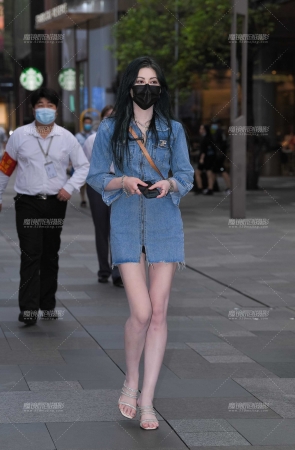 牛仔裙白腿美女