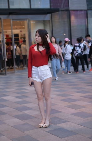 白色热裤美腿高跟