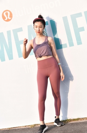 紧致的瑜伽裤美眉 [19P]