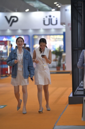 漂亮的白裙小美女