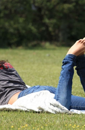 No1167 同样是校园草坪，外国女孩还是更多一份潇洒