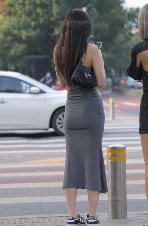 灰色紧身裙美女