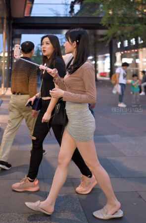 玩直播的翘臀包臀裙妹子