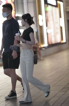 紧身白裤小女友