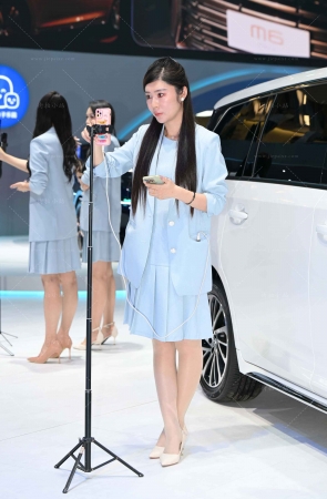 在直播中的R丝美女
