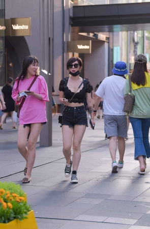 逛街的两闺蜜