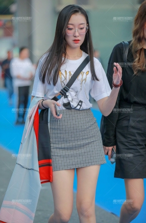 包臀裙长腿小妹