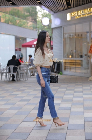 紧牛翘臀，细高跟小姐姐