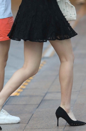漂亮黑裙街拍高跟妹子