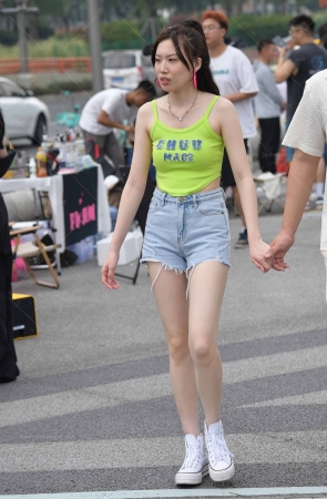 24728-7=50√白皙美腿热裤女友 10P