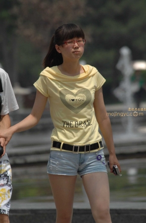 2016-08-06妹妹的小短裤翘臀29张