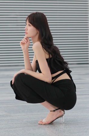 黑色连衣裙小姐姐