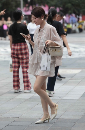 高跟短裙街拍少妇