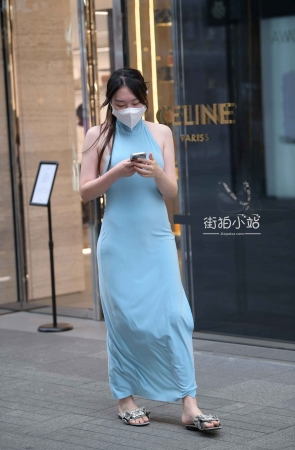 街拍露背长裙美女