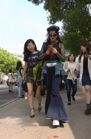 极品性感皮裙女神外加打扮浮夸的高挑少妇