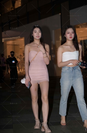 淡粉色包臀超短裙美眉