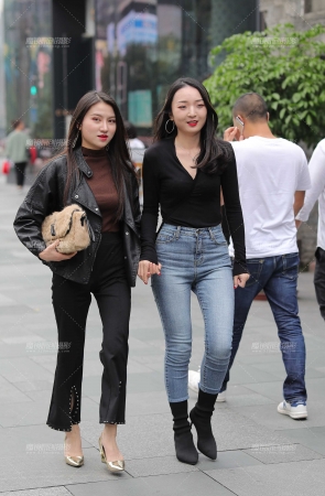紧身牛仔裤美眉
