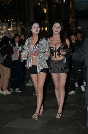 夜拍美腿姐妹