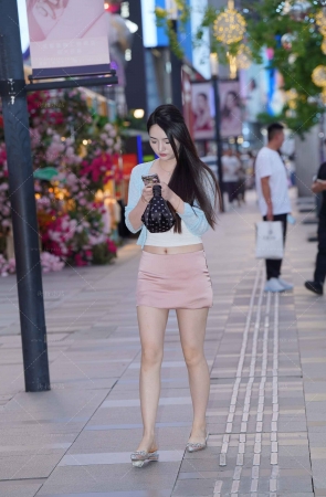 偶遇淡粉色短裙美腿mm