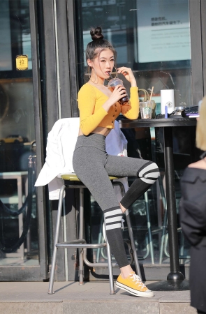 玻璃街拍作品 - 大耳环小姐姐