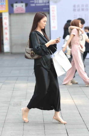 气质黑裙街拍少妇