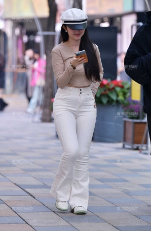 &白色牛仔裤紧致美女