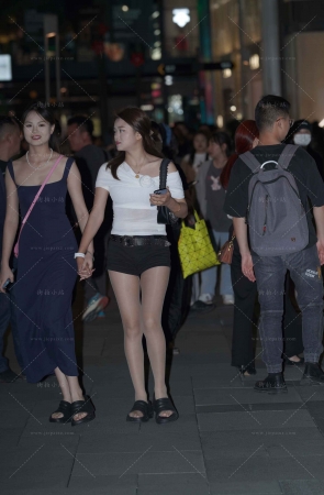 夜拍肉色丝热裤美眉