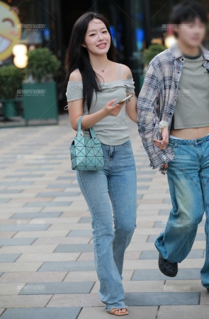 紧牛高跟美女