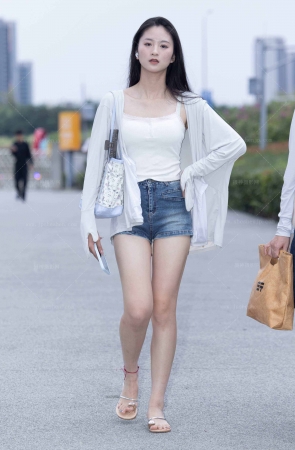 LB483-23P 成都车展-白嫩热裤礼仪小妹下班拍美腿