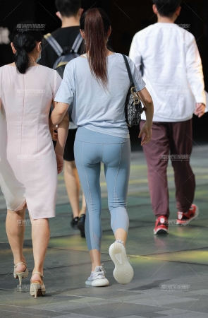 性感蓝色瑜伽裤小姐姐