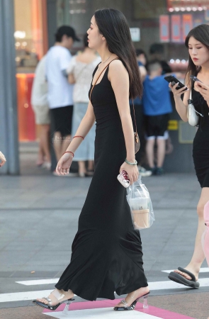 黑裙街拍少妇