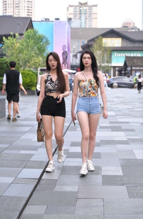 蓝色热裤黑色热裤美腿