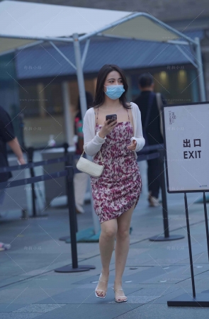 街拍长裙丝腿美眉