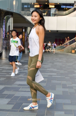 绿色瑜伽裤美女